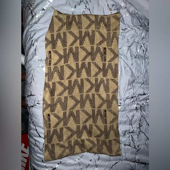 Micheal Kors MK Logo Infinity Scarf - Picture 3 of 5